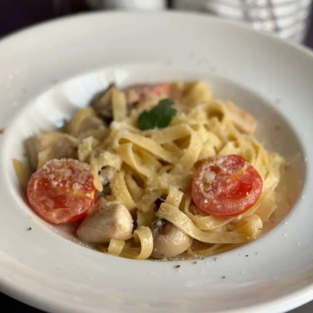Паста вершкова з куркою та грибами
