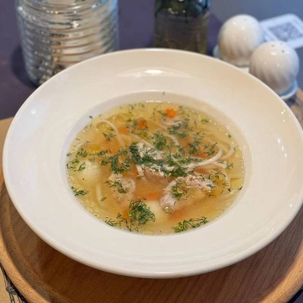 Курячий бульон з перепилиними яйцями